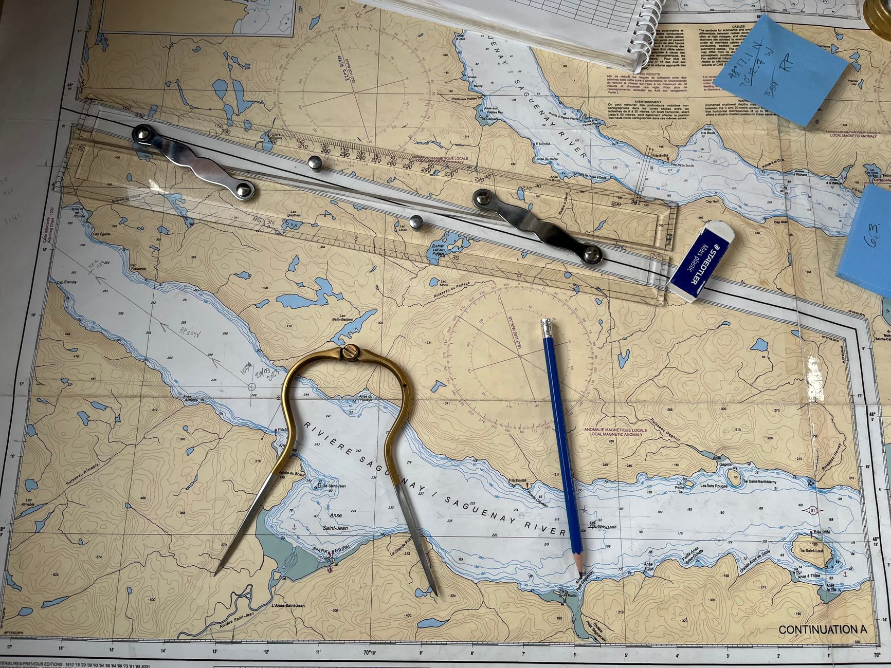 Planificación de itinerario con mapa físico de carreteras
